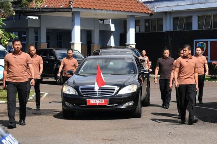 Paspampres sedang mengawal mobil Presiden jokowi 