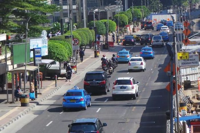 Sepeda motor melintas di Jalan MH Thamrin, Jakarta Pusat