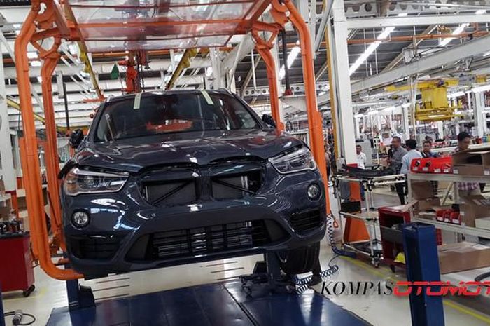 proses perakitan mobil BMW di Pabrik Gaya Motor Sunter 
