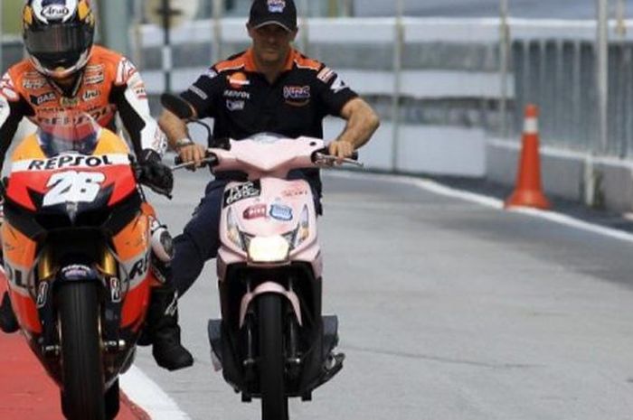 Ilustrasi stut motor atau dorong motor dengan satu kaki