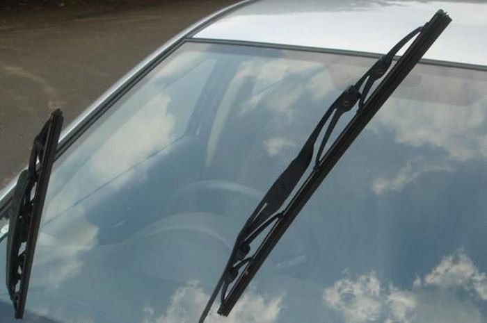 Wiper seringkali diangkat saat mobil di parkir di t empat yang panas