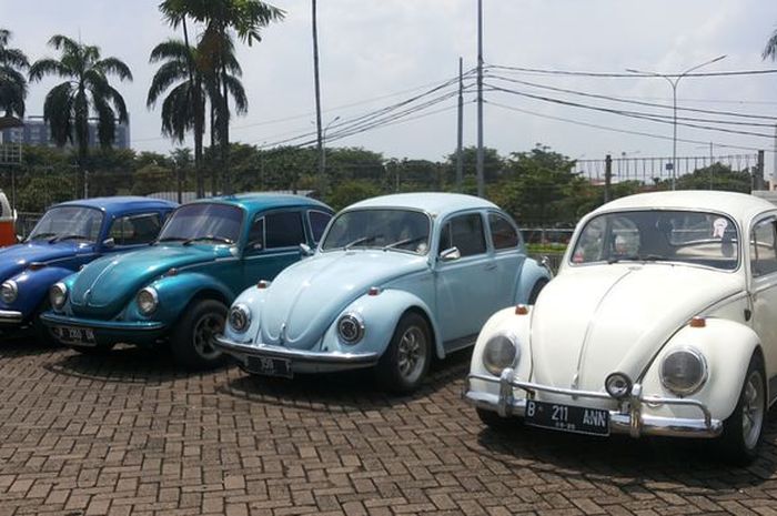 Deretan mobil klasik milik anggota Perhimpunan Penggemar Mobil Kuno Indonesia (PPMKI)