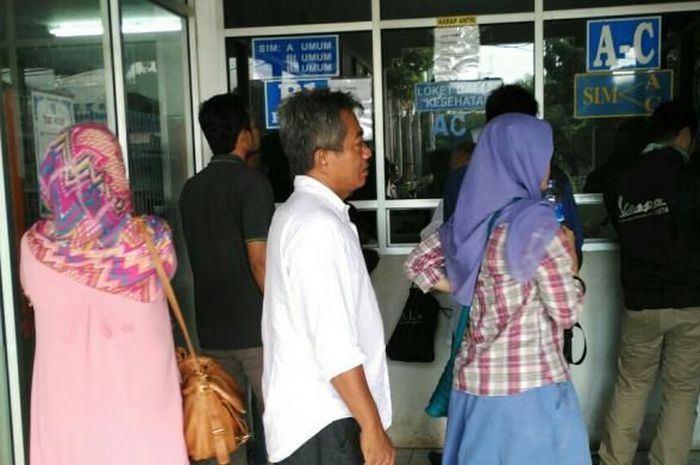 Loket tes kesehatan, loket pertama yang harus didatangi masyarakat yang ingin mengurus SIM di Satpas Daan Mogot, Jakarta Barat. Banyak oknum calo menawarkan jasa pengurusan SIM yang lebih cepat di sekitar loket