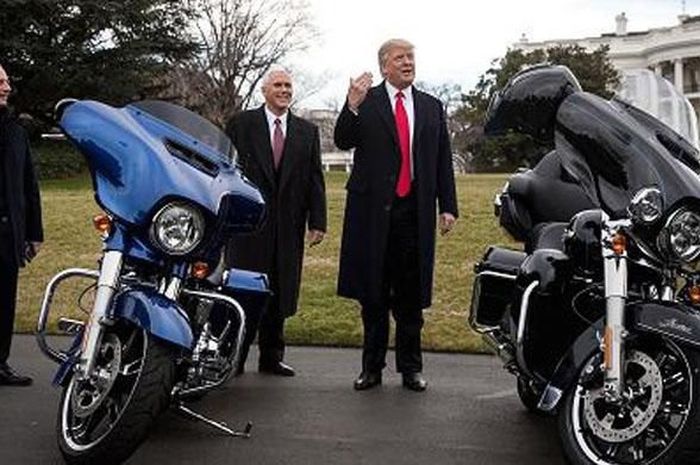 Donald Trump berfoto dengan dua unit Harley-Davidson