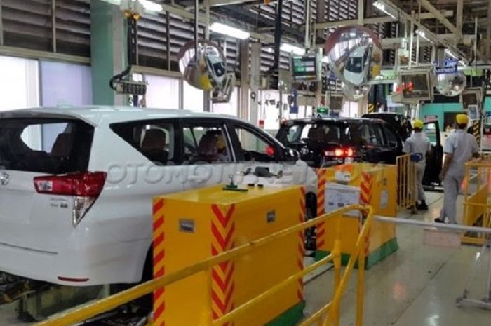 Pabrik pembuatan Toyota Kijang Innova di KIIC, Karawang, Jabar (23/11/2015)
