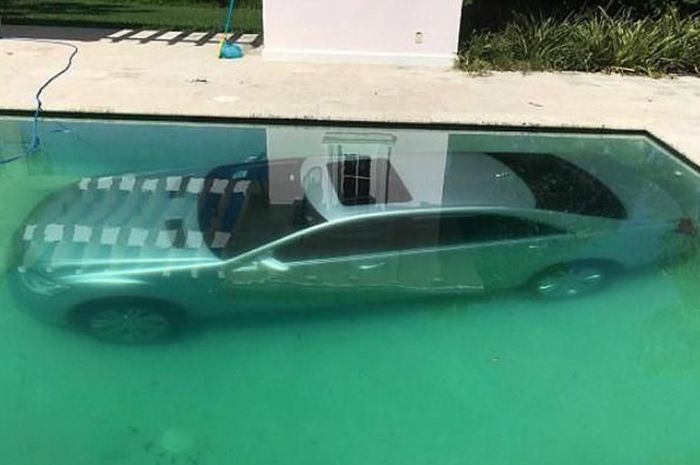 Mercedes-Benz S400 Ditenggelamkan di dasar kolam renang akibat putus cinta