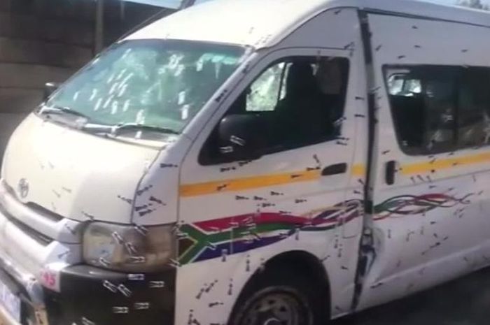 Sebuah minibus yang diberondong peluru oleh orang tak dikenal di Afrika Selatan