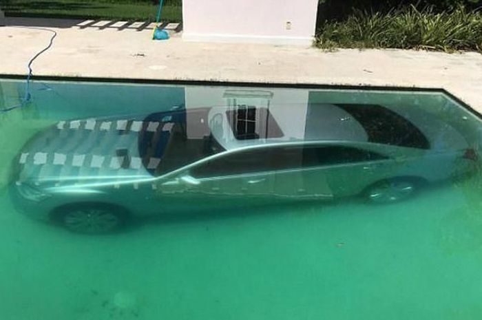 Mercedes-Benz S400 Ditenggelamkan di dasar kolam renang akibat putus cinta