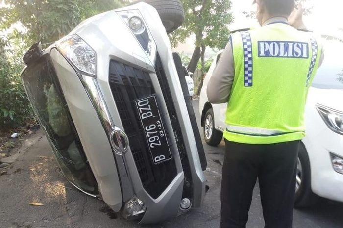 Mobil terguling karena sandal tersangkut di pedal gas