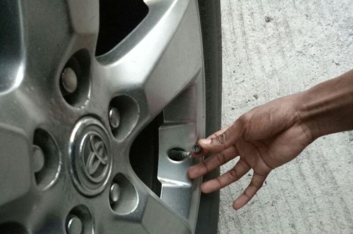 Belum lama ini ramai beredar modus kejahatan baru dengan cara mengganjal pentil ban dengan batu kerikil.