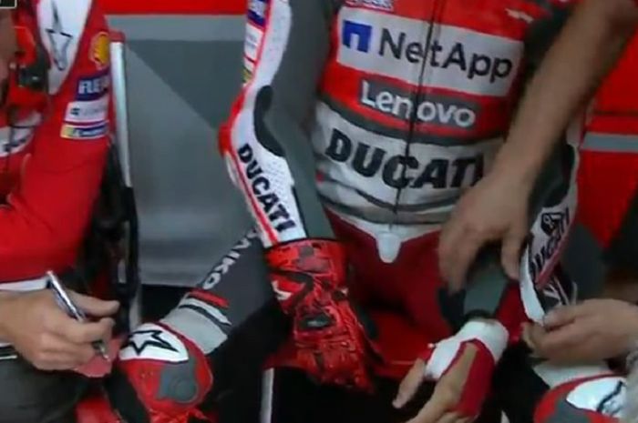 Tangan Jorge Lorenzo dicek setelah dua lap latihan resmi pertama MotoGP Jepang