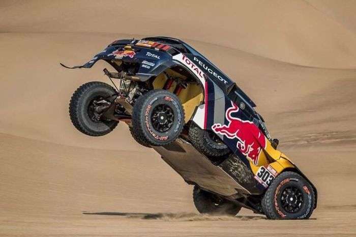 Setiap kali menjalani stage lomba Reli Dakar 2018, Carlos Sainz sering ngobrol dengan anaknya dari kejauhan