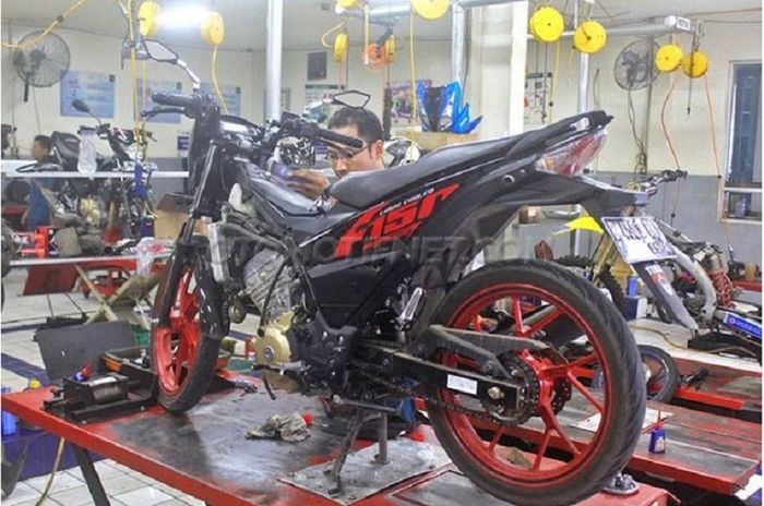 Ilustrasi servis di bengkel resmi Suzuki