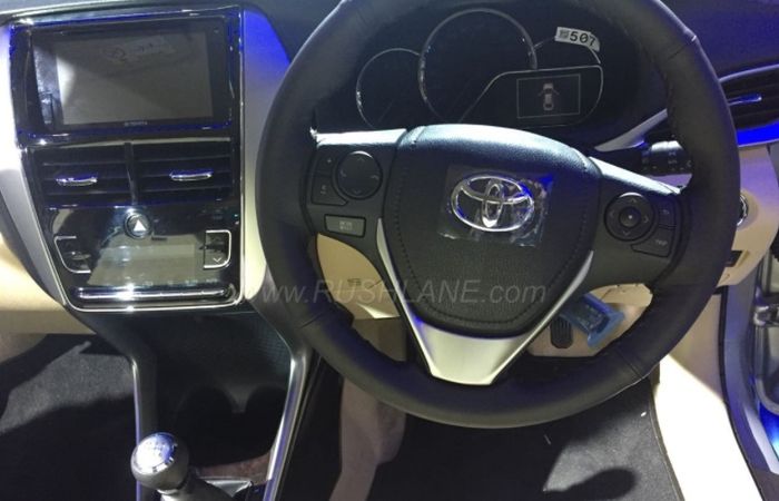 Kemudi dan head unit pada Toyota Yaris 2018