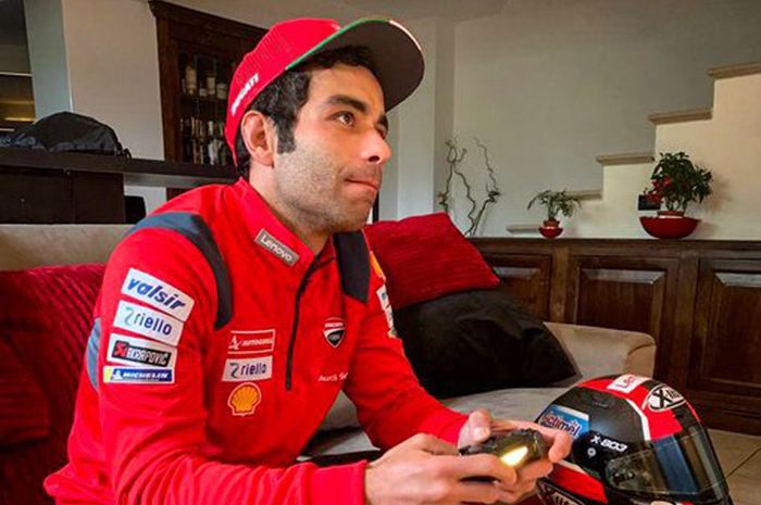Danilo Petrucci sampai belai-belain beli consol game baru untuk ikut MotoGP Virtual Race II dan latihan dengan serius hadapi MotoGP Virtual Race III