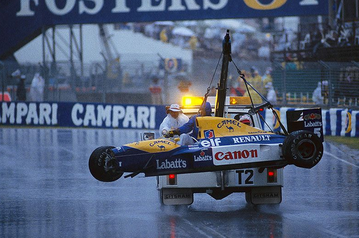 Nigel Mansell mengalami kecelakaan pada akhir lomba GP Australia di Adelaide 1991