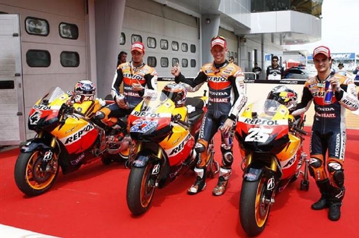 (dari kiri ke kanan) Andrea Dovizioso, Casey Stoner, dan Dani Pedrosa satu tim Repsol Honda 