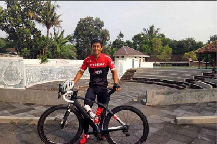 Pembalap saling adu pukul karena tak terima di tikung