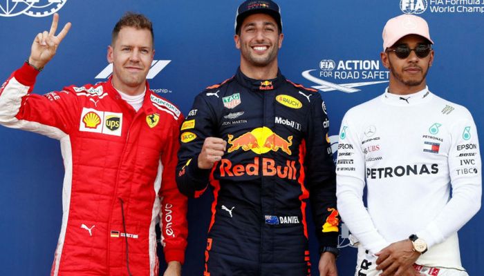 Mungkinkah Sebastian Vettel (kiri) yang menolak kedatangan Daniel Ricciardo (tengah) ke tim Ferrari?