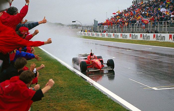 Michael Schumacher meraih kemenangan pertamanya bersama tim Ferrari di F1 Spanyol 1996