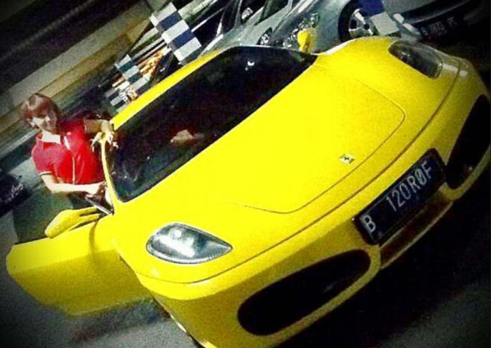 Ferrari F430 warna kuning milik Roro Fitria