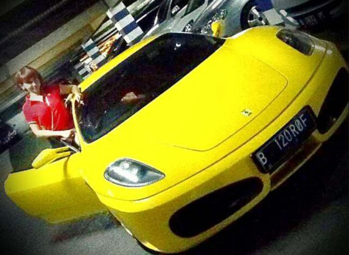Ferrari F430 warna kuning milik Roro Fitria