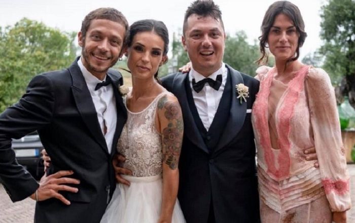 Teman kecil Valentino Rossi, Uccio (kedua dari kanan), dengan pengantin perempuan (kedua dari kiri sebelah Rossi)