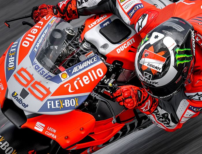 Perangkat teknologi F1 dipasang di depan segitiga atas di motor Ducati