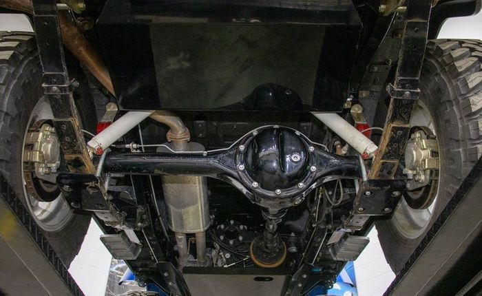 Kaki-kaki Toyota Land Cruiser FJ40 dipasok komponen modern