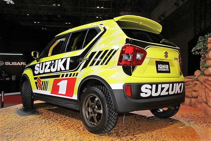 Tampilan belakang Suzuki Ignis pakai livery motocross
