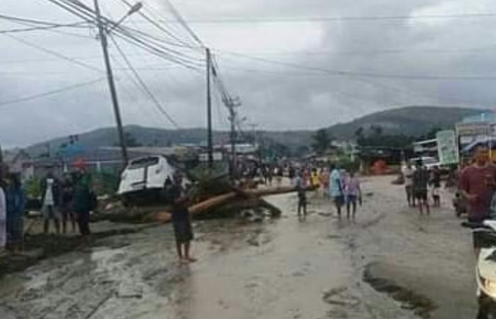 Kondisi jalan tampak porak poranda