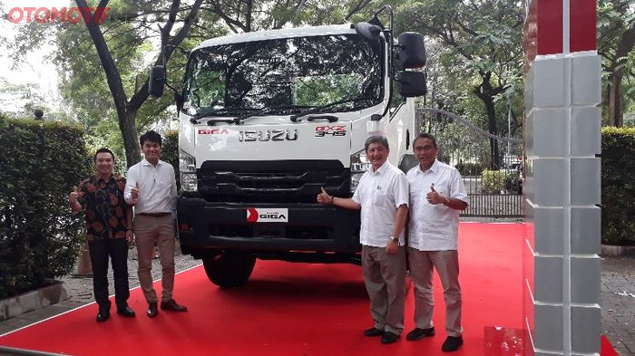 Isuzu perkenalkan New Isuzu GIGA Truck Head