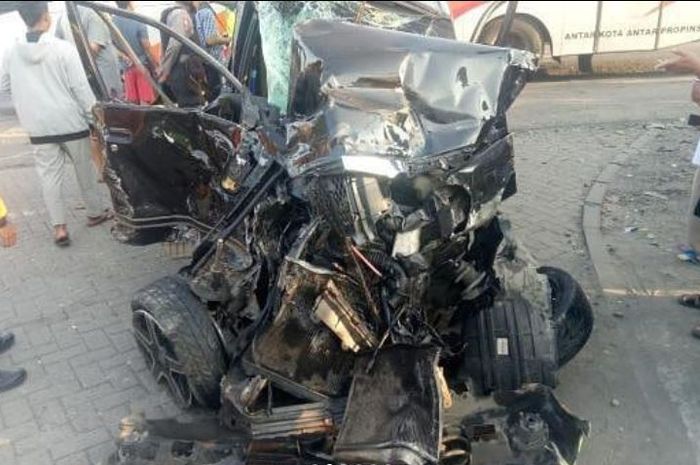 Toyota Avanza jadi korban keganasan bus Sugeng Rahayu