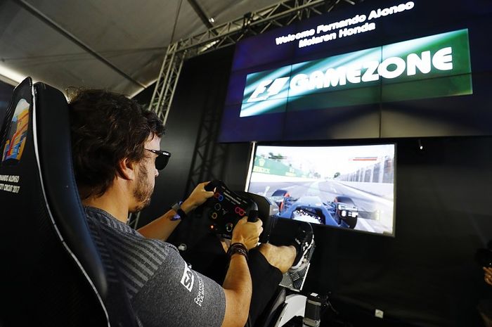Fernando Alonso bermain eSports F1