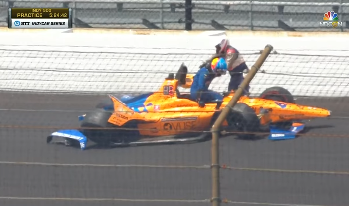 Fernando Alonso bisa keluar sendiri dari kokpit mobilnya setelah kecelakaan saat latihan Indy 500