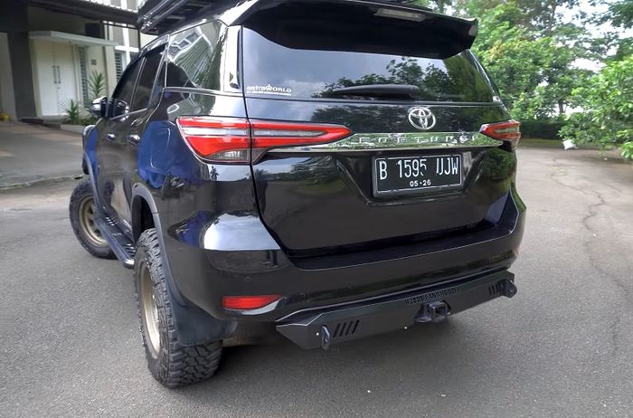 Side step dan tow bar modifikasi Toyota Fortuner juga dibuat custom