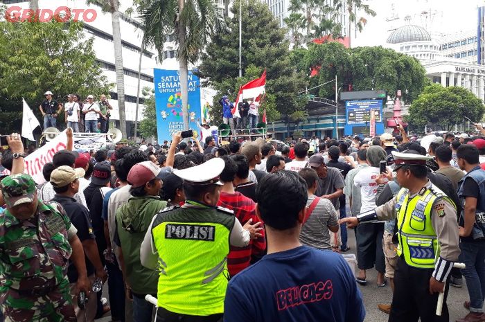 Demo taksi online di depan gedung Kementerian Perhubungan