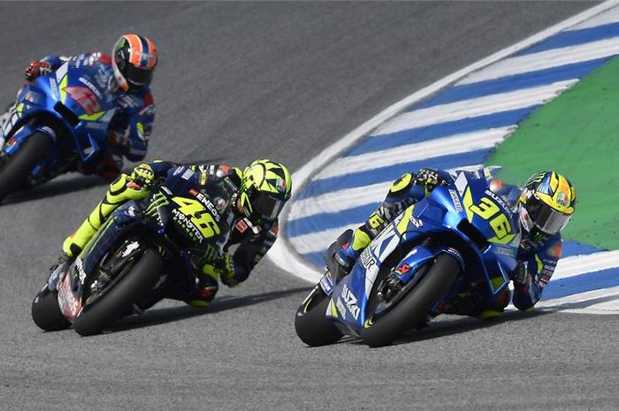 Dua pembalap tim Suzuki, Joan Mir dan Alex Rins, berberapa kali berganti posisi dengan Valentino Rossi di MotoGP Thailand