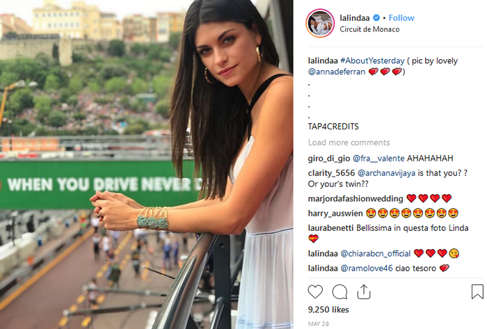 Foto Linda Morselli dengan latar belakang pit lane di sirkuit Monte Carlo saat berlangsungnya balap 