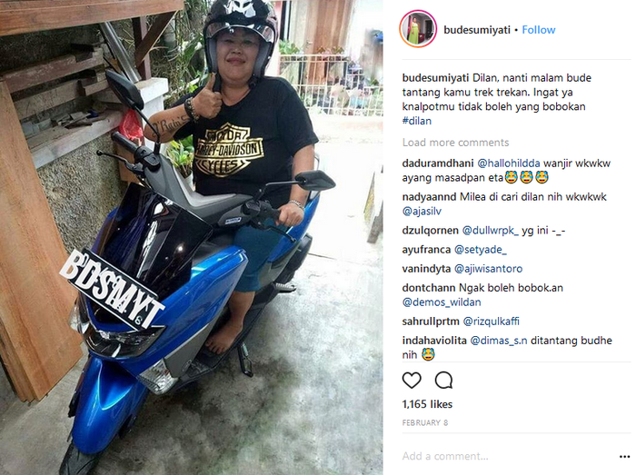 Salah satu foto Neti Herawati yang dijadikan tokoh fiksi bernama Bude Sumiyati dengan kepsyen menantang Dilan trek-trekan