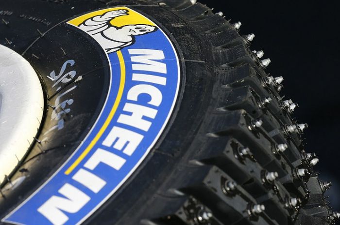 Begini penampakan ban mobil reli untuk melaju di permukaan jalan yang bersalju, ada paku khusus pada ban