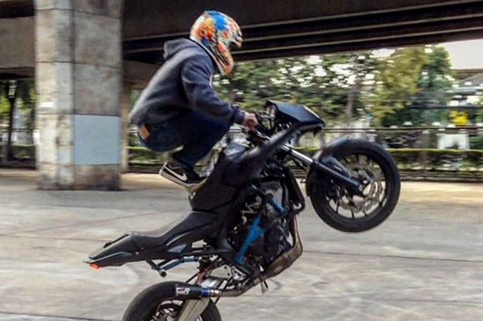 Saddum lakukan aksi wheelie menggunakan CBR650F.