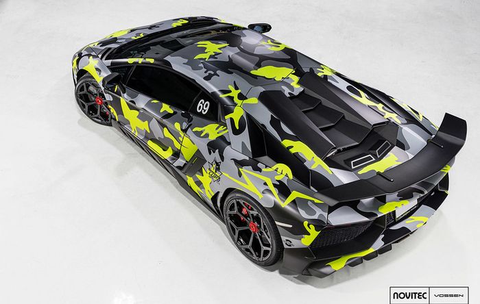 Seluruh bodi Lamborghini Aventador dibalut kelir kamuflase