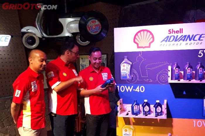 (Ki-ka) Shofwatuzzaki (Shell Lubricants Technical Manager Indonesia), Mario Viarengo (VP Marketing Lubricaants PT Shell Indonesia), dan Edward Satrio (VP Consumer Brand Helix &amp; Advance PT Shell Indonesia)