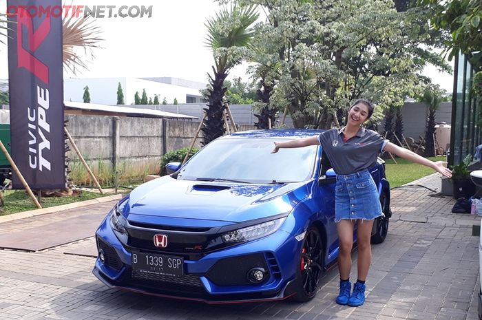 Artis Mika Tambayong ikut test drive Honda Civic Type R