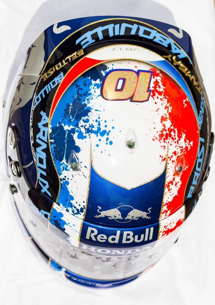 Nama dua pembalap besar F1 asal Prancis, Rene Arnoux dan Alain Prost ditempatkan di sisi kanan dan kiri atas helm Pierre Gasly