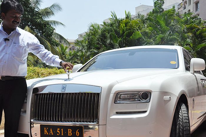 Ramesh Babu bersama mobil kesayangannya