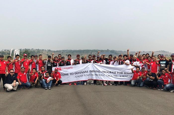 Peserta Daihatsu Club Auto Clinic 2018 berfoto bersama Management Daihatsu