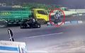Seram! Akibat Lawan Arus, Pemotor Ini Dihantam Truk