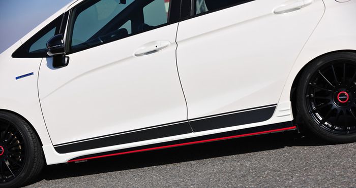 Tampilan samping Honda Jazz GK5 dengan side skirts
